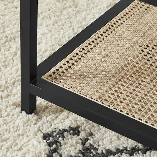 Mesa de centro rectangular Odell de 91 cm en color negro con cubierta de vidrio y detalles de ratán natural