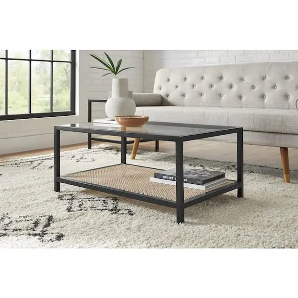 Mesa de centro rectangular Odell de 91 cm en color negro con cubierta de vidrio y detalles de ratán natural