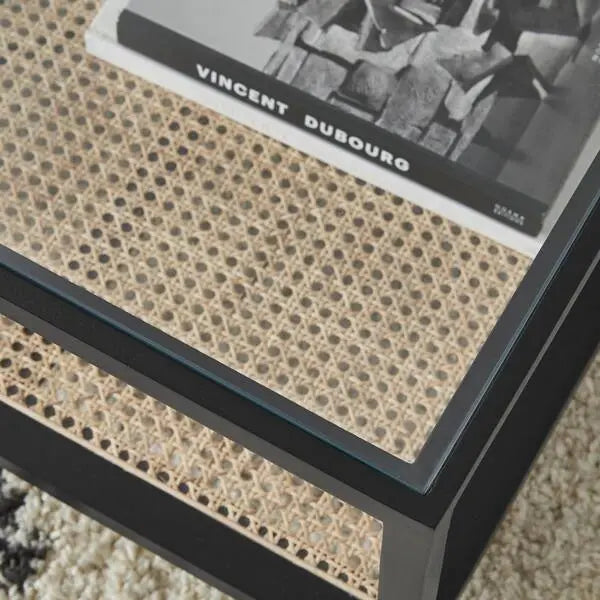 Mesa de centro rectangular Odell de 91 cm en color negro con cubierta de vidrio y detalles de ratán natural
