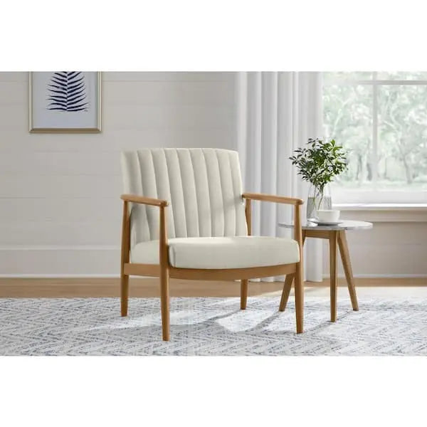 Sillón tapizado en tela color marfil con cojines removibles