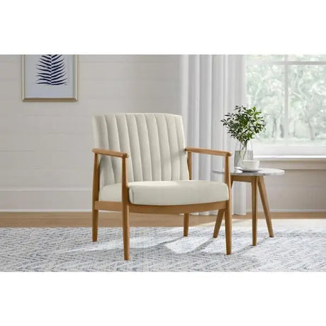 Sillón tapizado en tela color marfil con cojines removibles