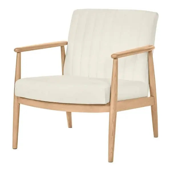 Sillón tapizado en tela color marfil con cojines removibles