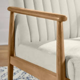 Sillón tapizado en tela color marfil con cojines removibles