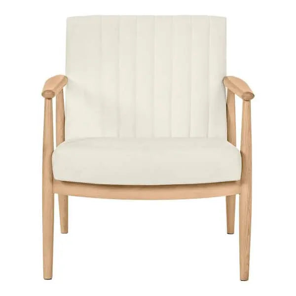 Sillón tapizado en tela color marfil con cojines removibles