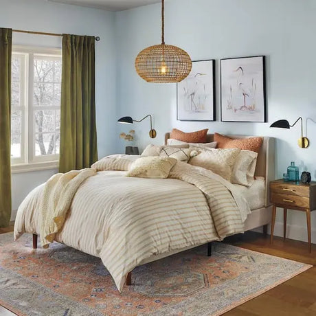 Cama matrimonial Handale estilo mid-century con tapizado color marfil y base tipo plataforma